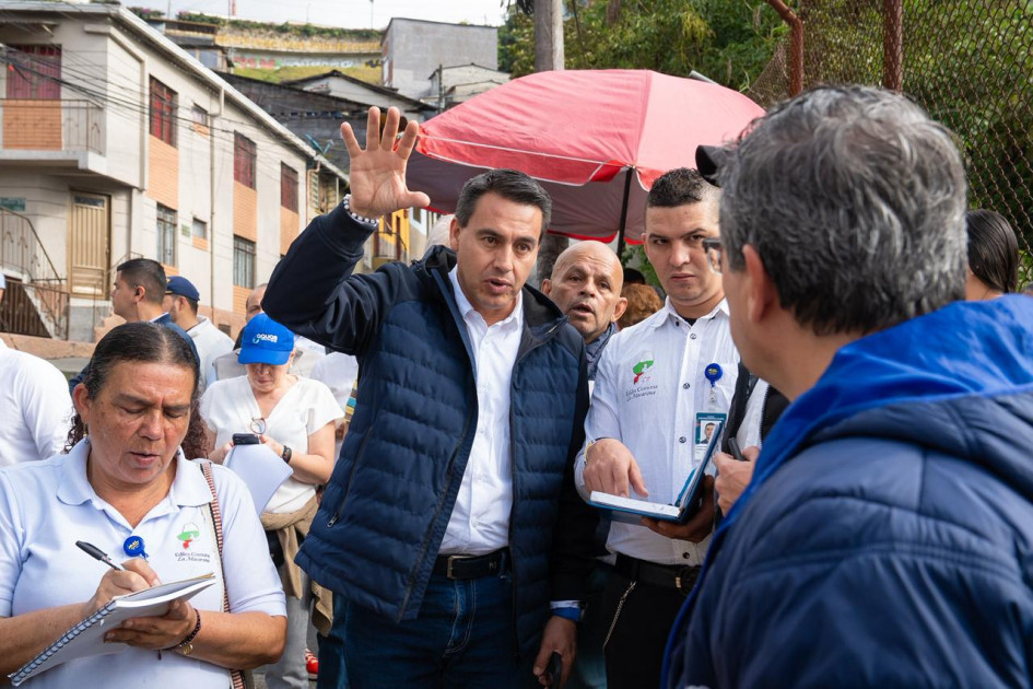 El Alcalde Jorge Eduardo Rojas en recorrido con la comunidad por los barrios de la comuna La Macarena, en compañía de los secretarios de despacho y gerentes de institutos descentralizados.