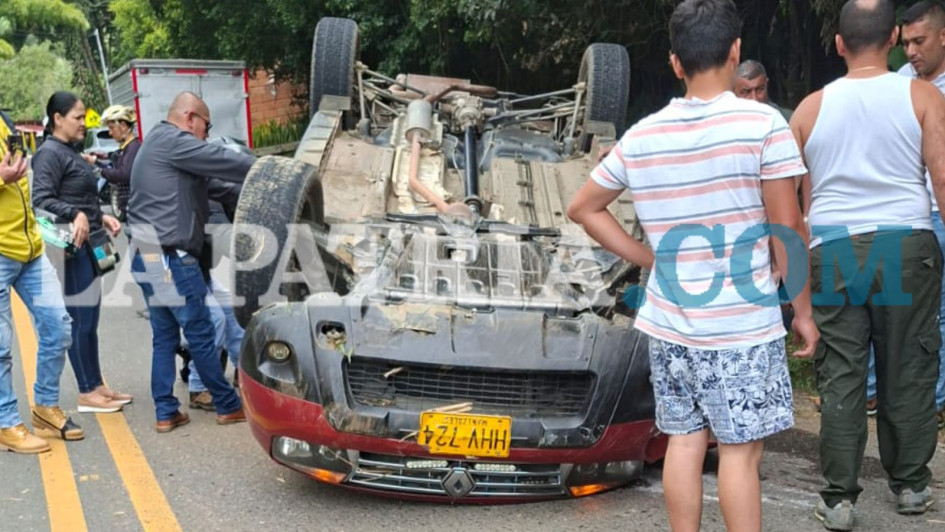 El conductor del carro volcado en la Troncal de Occidente presentó lesiones leves.