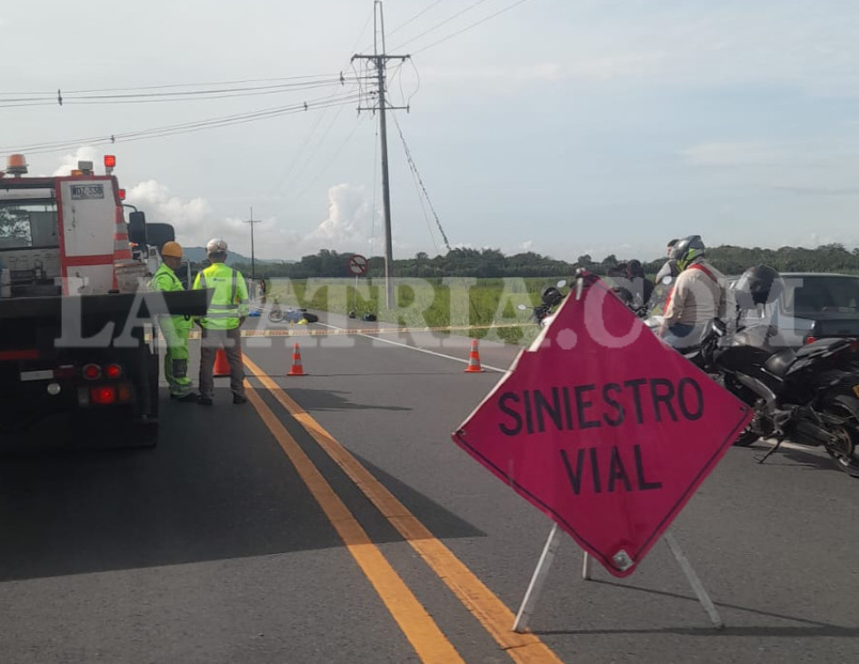 Una persona murió en el sitio del accidente, mientras que a la otra la trasladaron a un hospital, en una ambulancia que pasaba por el lugar.