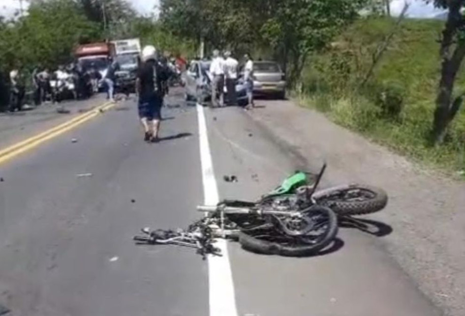 Según testigos, el estado de salud del motociclista es crítico, ya que sufrió la mayor parte del choque. 
