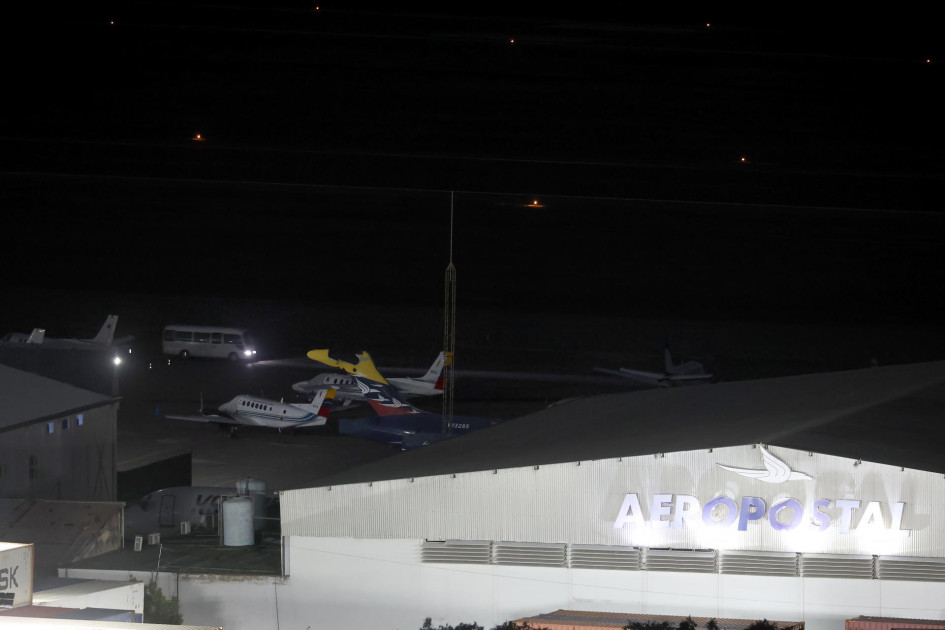 Fotografía que muestra aviones en la pista del aeropuerto internacional Simón Bolívar este sábado, en Maiquetía (Venezuela).