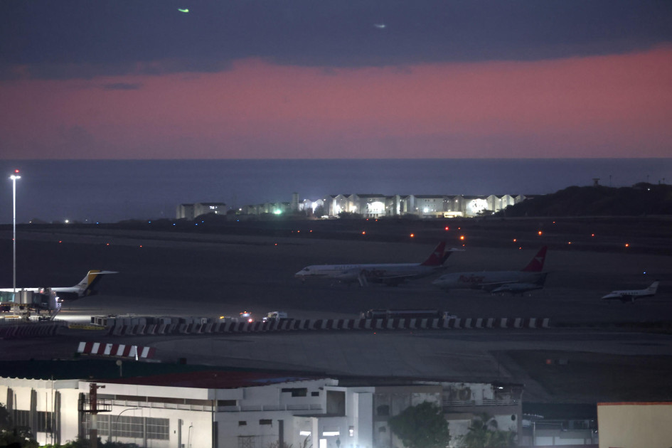 Fotografía que muestra aviones en la pista del aeropuerto internacional Simón Bolívar este sábado, en Maiquetía (Venezuela).