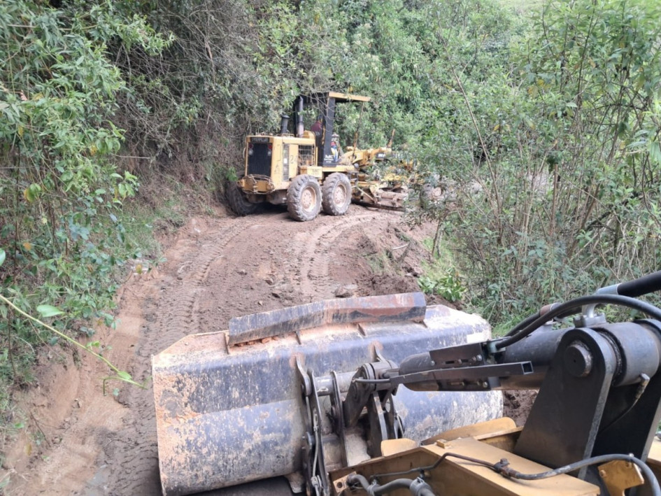 Una vereda en Caldas recupera la movilidad. Enviaron maquinaria amarilla a atender la vía donde un vehículo se rodó y dejó cinco heridos.