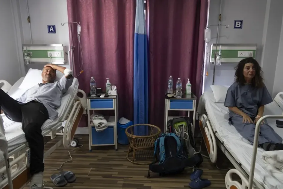 Los alpinistas franceses Didier Berton (izq.) e Isabelle Thaon (der.) reciben tratamiento en el Hospital Era de Katmandú.
