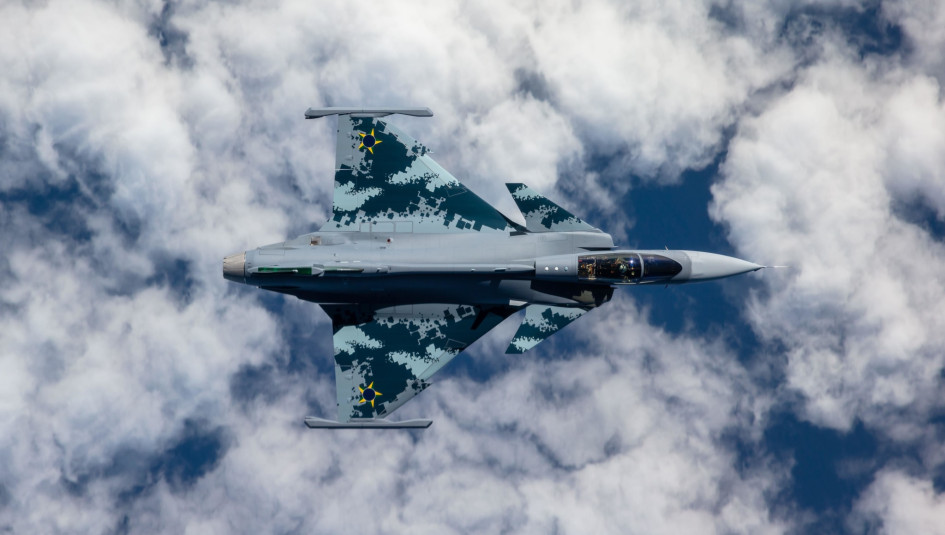 Se está firmando el contrato por 16,5 billones de pesos entre el Ministerio de Defensa de Colombia y la empresa Saab de Suecia para la adquisición de 17 aeronaves gripen nuevas. 