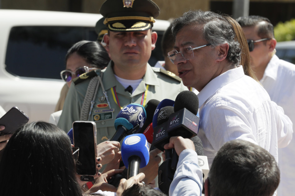 El presidente de Colombia, Gustavo Petro, habla a la prensa a su llegada a la ceremonia de apertura de la IV Cumbre CELAC-UE este domingo, en Santa Marta (Colombia).
