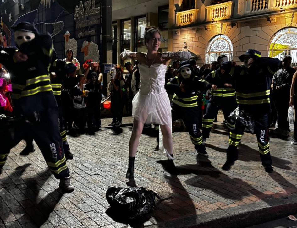 Bailarines de la Corporación La Escena realiza una campaña de cultura ciudadana sobre la correcta disposición de las basuras. 