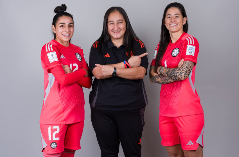 La manizaleña Bibiana Martínez, entrenadora de arqueras de la Selección Colombia de Fútbol Sala, con sus pupilas Allison Olave y Paula Valencia. Están listas para debutar este sábado en la Copa Mundial Femenina de Futsal de la FIFA.