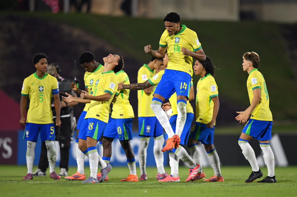 Los jugadores de Brasil celebran la clasificación a cuartos de final del Mundial Sub-17 luego de eliminar a Francia.
