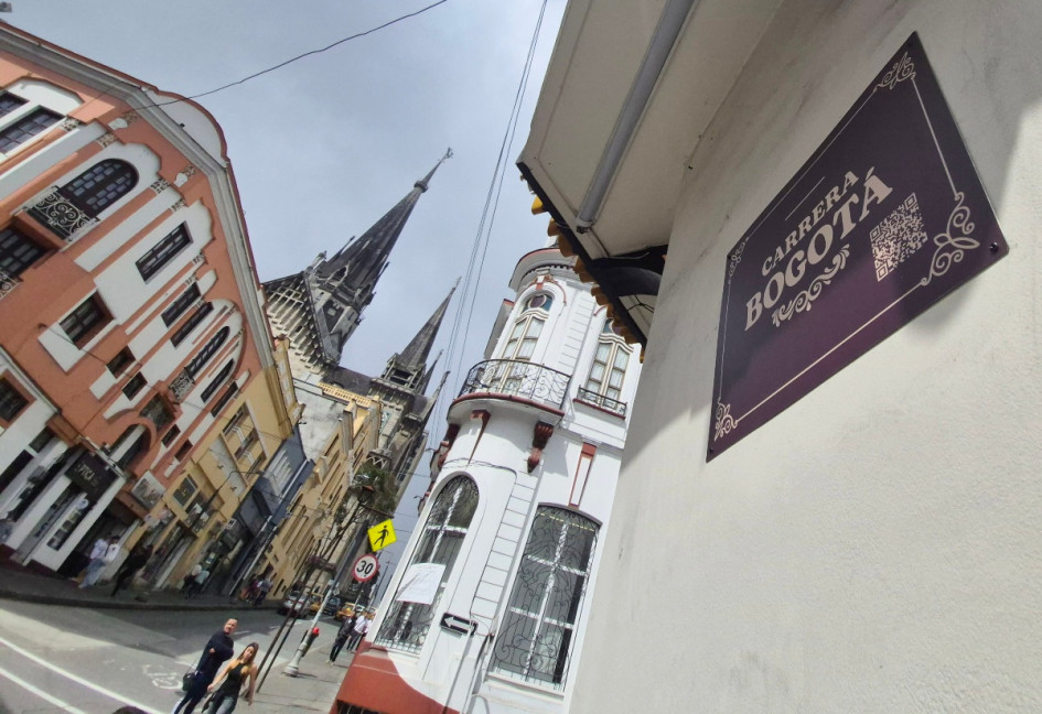 Guías de la historia. La Asociación Cívica Centro Histórico de Manizales enmarca el pasado con placas que recuperan y renombran calles y carreras en Manizales. Una identidad reconstruida con un estudio histórico, toponímico y cartográfico.