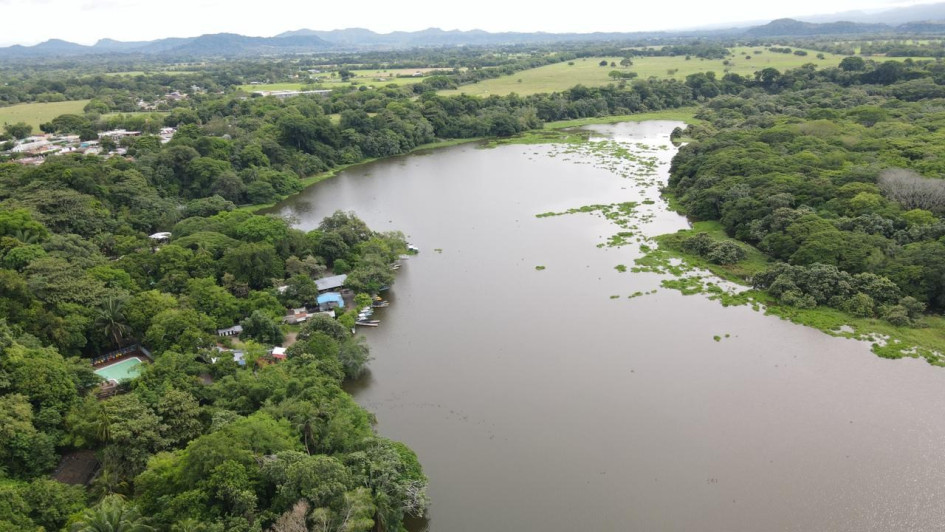 La Charca de Guarinocito, declarada en 1988 por el entonces Inderena, es un área protegida alberga 167 hectáreas en el Magdalena Medio