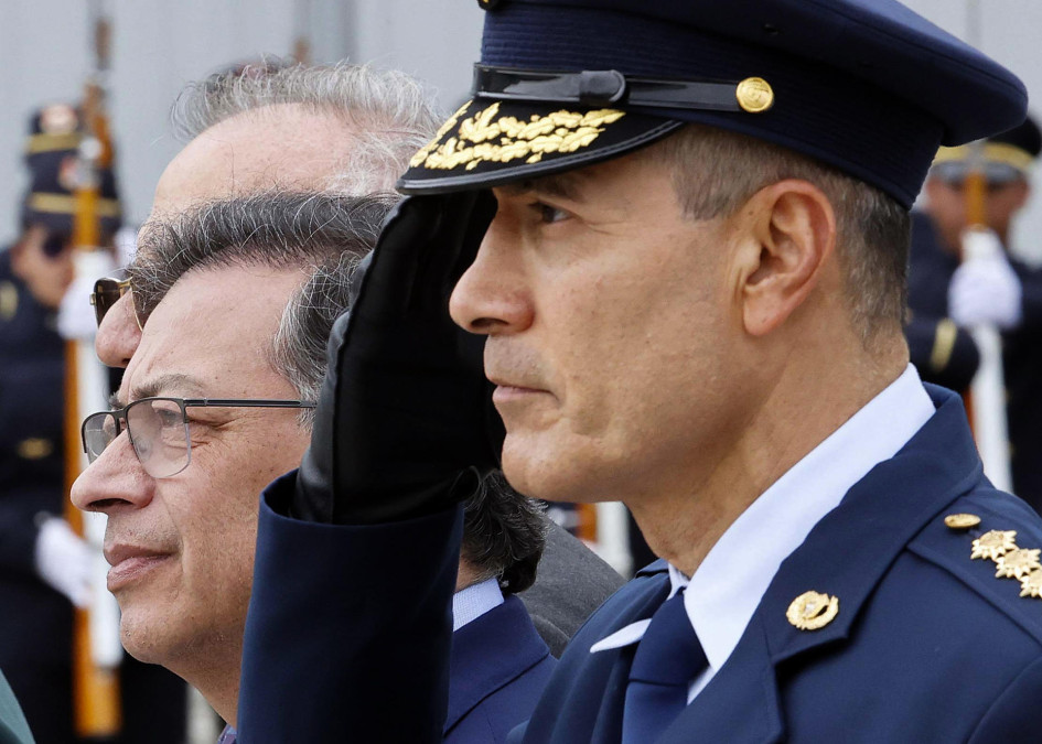 Fotografía de archivo fechada del 8 de noviembre del 2024 que muestra al comandante de la Fuerza Aeroespacial Colombiana (FAC), general Luis Carlos Córdoba (d), y al presidente de Colombia, Gustavo Petro, participando durante la ceremonia conmemorativa del centésimo quinto aniversario de la FAC en Madrid (Cundinamarca/Colombia).