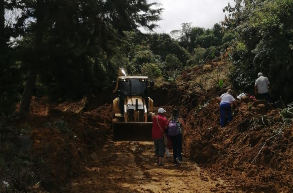 Para este lunes festivo (17 de noviembre), tenga en cuenta las tres vías de Caldas afectadas por derrumbes, tras aguaceros. La Gobernación sugiere transitar con precaución.