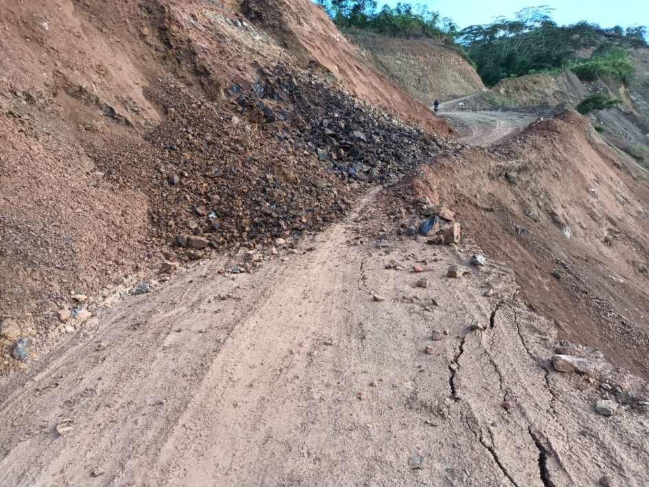 Este es el derrumbe en el sector de El Brillante que tiene cerrado el paso en Pácora (Caldas).