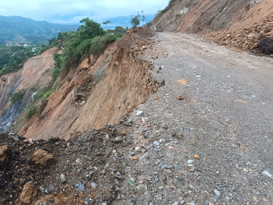 Así está la vía en el sector de El Brillante, en la vía entre Pácora y San Bartolomé. Hay cierre total para recuperar la carretera.