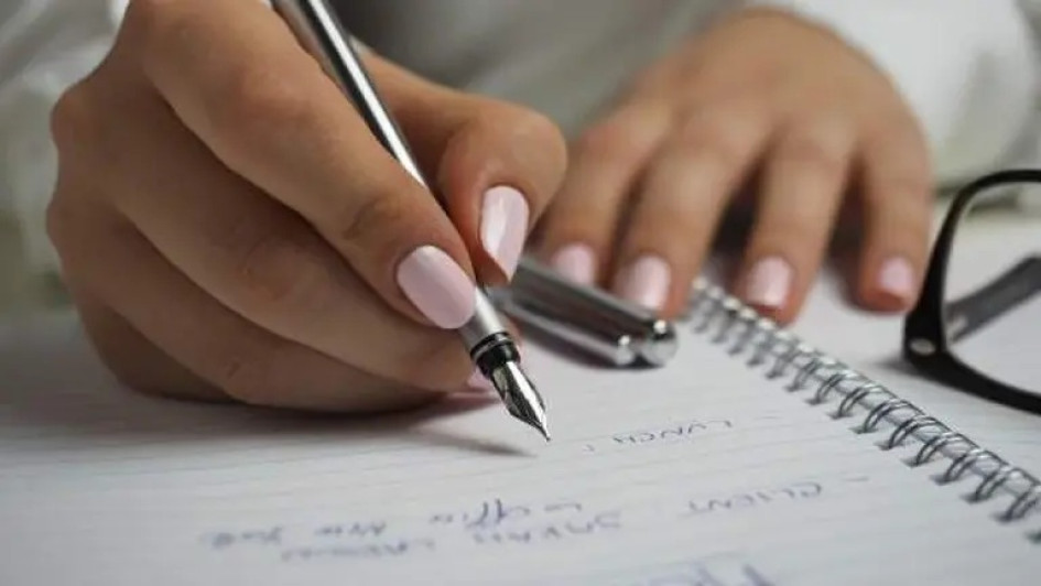 La mujer denunció el caso y se sometió a prueba grafológica.