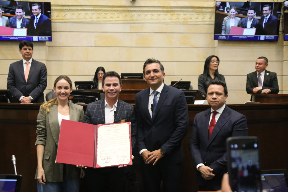 Jhonny Rivera durante su distinción en el Congreso.