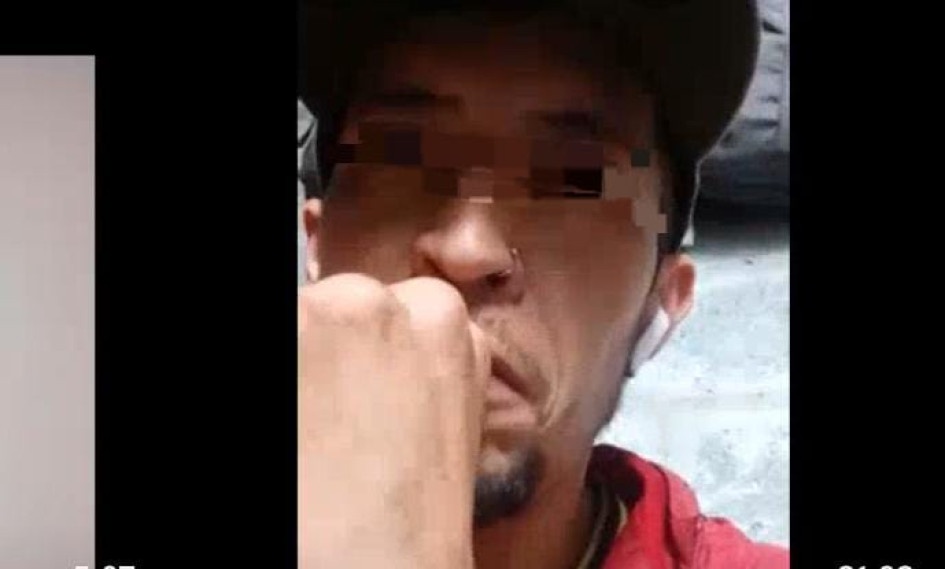 Cuando la Policía llegó, Johan Alexis salió sin camisa y con cuchillo en mano amenazó a un policía.