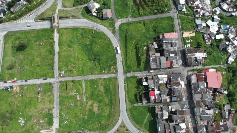 Desconfianza, la principal ruina de San José: ver para creer y concertar son las posturas de dos ciudadanos frente al plan para reactivar el Macroproyecto San José en Manizales. La Alcaldía explica en qué consiste el plan, que se inició en el 2009 y lleva 16 años en decadencia.