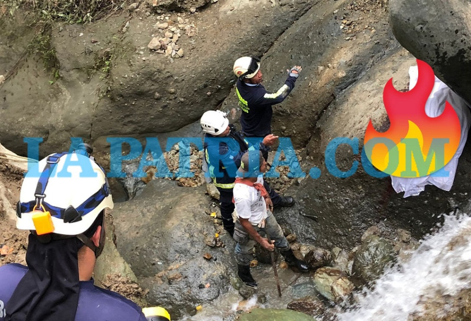 El cuerpo del finquero terminó bajo una roca, pero las causas de su muerte fueron las lesiones con arma cortopunzante.