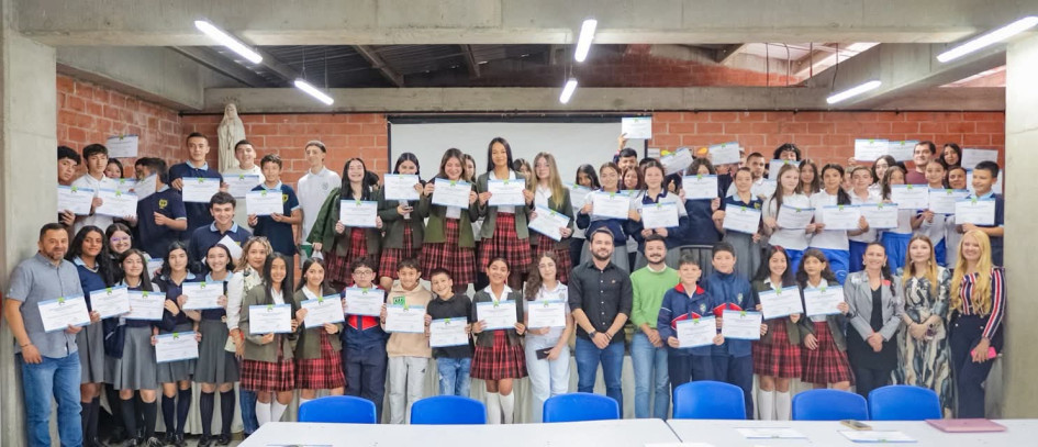 Los jóvenes que se graduaron en Neira.