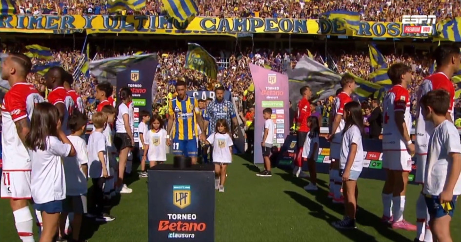 Los jugadores de Estudiantes recibieron de espaldas a los de Rosario Central, el designado campeón del fútbol argentino. Luego les ganaron y los eliminaron.