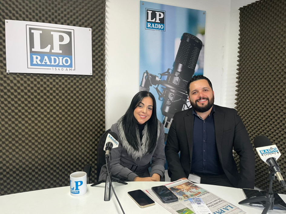 Paula Andrea Bedoya, gerente general de Los Olivos en Caldas, y Juan Sebastián Montoya, director de homenajes.  