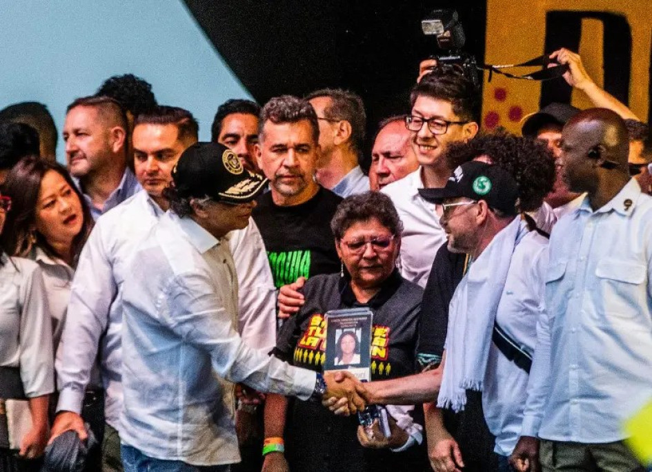 El presidente, Gustavo Petro, en tarima a alias "Douglas", uno de los voceros de las bandas. 