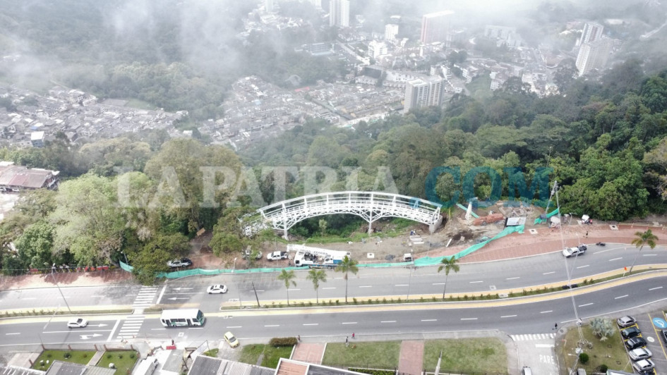 Chipre levanta su insignia. Fotos de la evolución de la obra, la llegada y la instalación del puente de cristal del bulevar de Chipre, en Manizales. Conozca los pendientes en la estructura.
