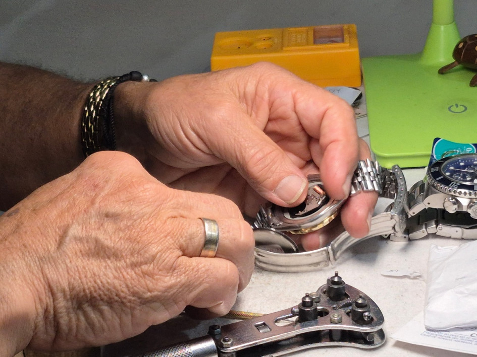 Un pulso inoxidable. El tiempo a la mano: cada minuto cuenta para el prestigio que forjan cuatro relojerías en el Centro de Manizales. La estética las mantiene inmunes a la tecnología.