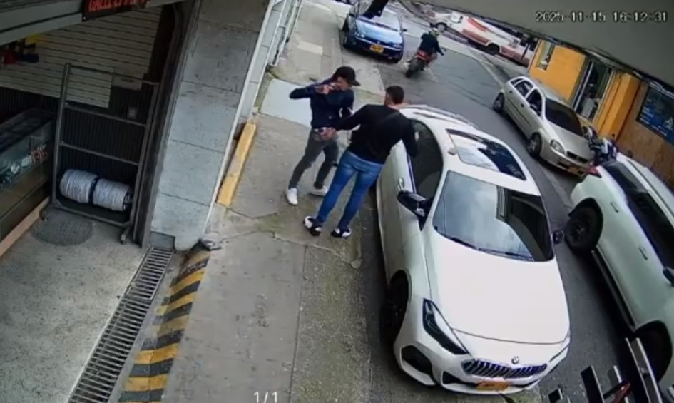 El hombre lo amenaza con un arma.