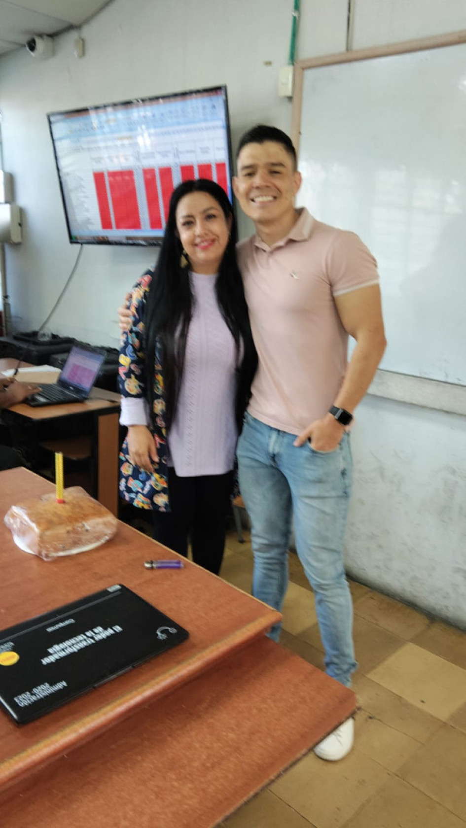 Foto I Cortesía para LA PATRIA  Un día para que celebren el cumpleaños en familia, como ocurre con otros trabajadores estatales de Colombia, tendrán los docentes. Sandra Yaneth Giraldo con Jhon Elkin García en la celebración del cumpleaños, minutos antes de comenzar la jornada de trabajo en el colegio.