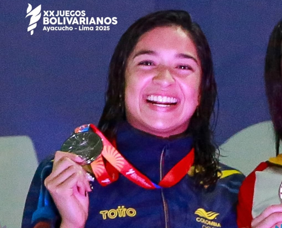 La manizaleña Stefanía Gómez, con la medalla de oro que ganó en la natación de los Juegos Bolivarianos.