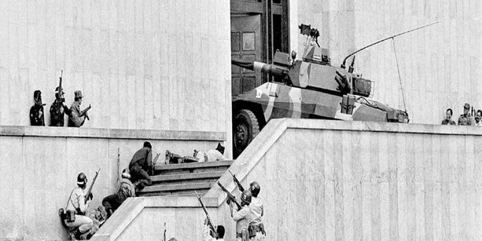 La toma del Palacio, situado en el costado norte de la céntrica y colonial Plaza de Bolívar de Bogotá, comenzó el 6 de noviembre de 1985 cuando guerrilleros del M-19 irrumpieron en el edificio. 