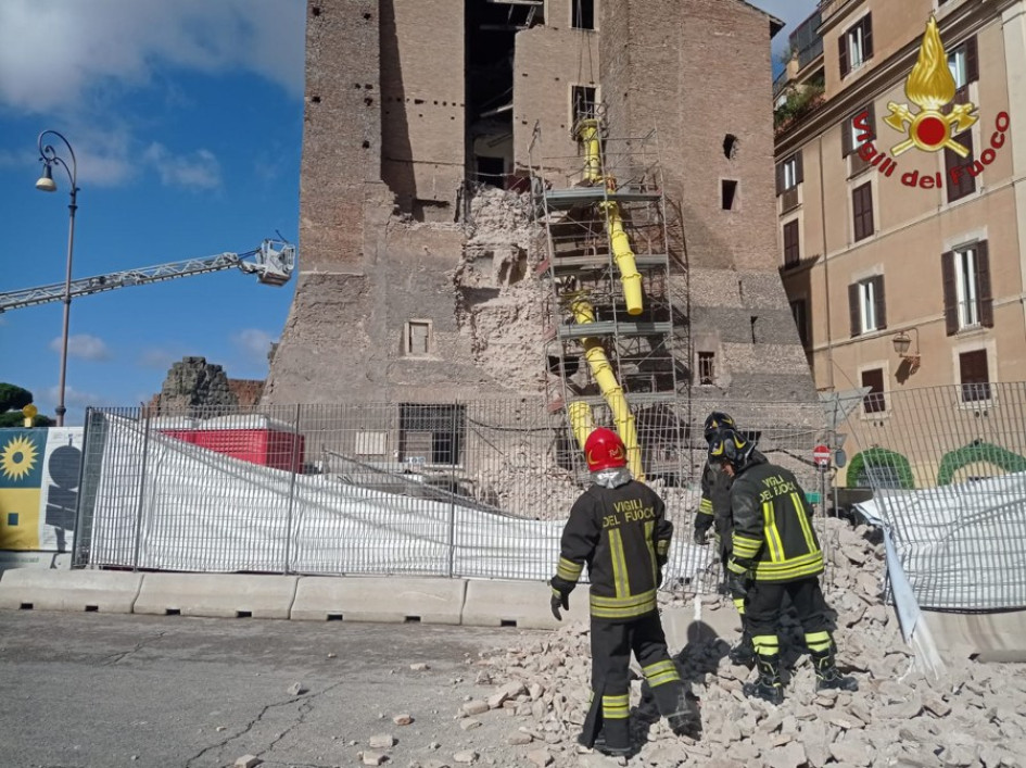Una parte de la Torre dei Conti, una histórica construcción medieval situada en el centro de Roma, cerca de los Foros Imperiales, se derrumbó este lunes mientras se realizaban trabajos de restauración