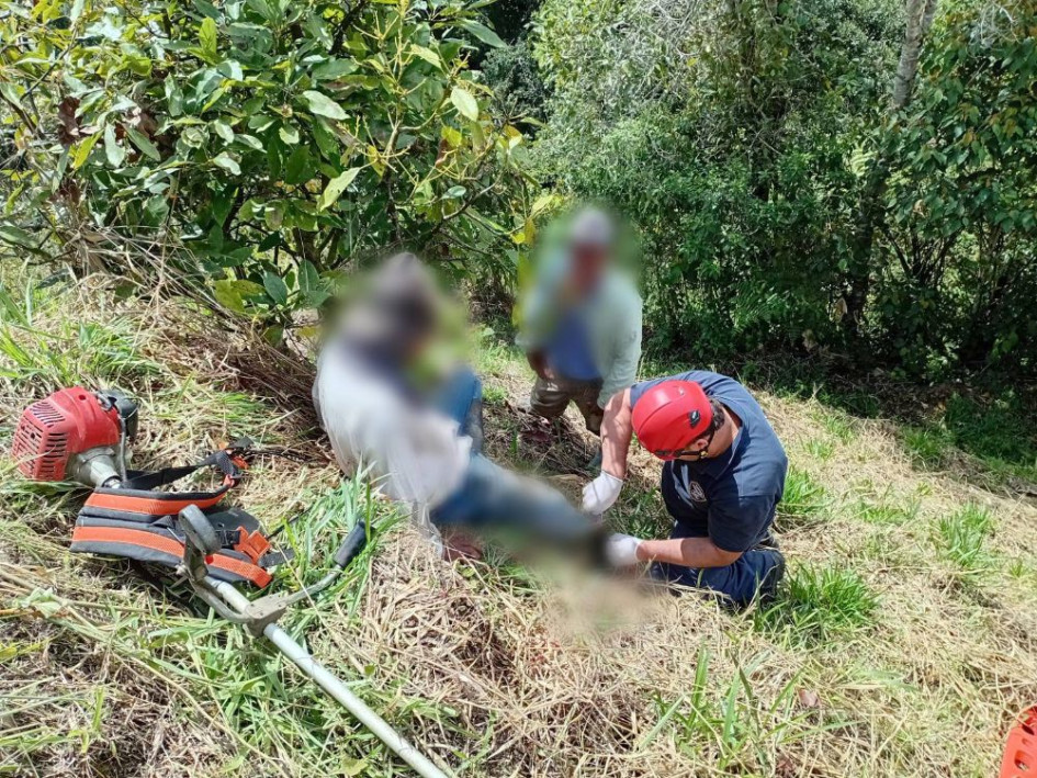 El lesionado fue trasladado desde el punto remoto hasta el vehículo de emergencia y de allí hasta el Hospital San Rafael