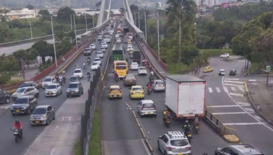 Desde el mediodía, la fila de carros que intentaba cruzar desde Pereira hacia Dosquebradas, empezaba en la Gobernación de Risaralda. 
