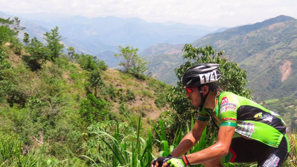  Los ciclistas del Centrosur de Caldas se preparan este domingo para participar en la  Travesía del Aroma a la Montaña