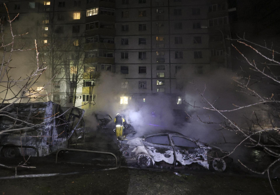 Rescatistas ucranianos trabajan en el lugar del ataque ruso contra un edificio residencial de gran altura en Járkov, noreste de Ucrania, este miércoles 19 de noviembre del 2025, en medio de la invasión rusa.
