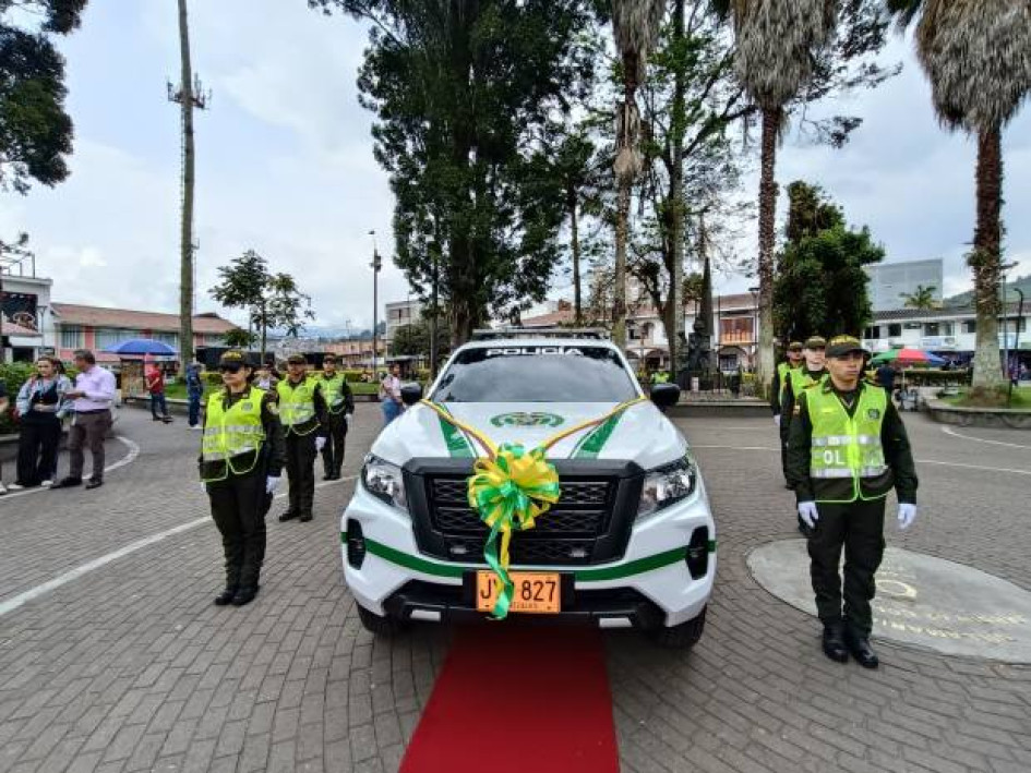 Foto I Facebook Alcaldía I LA PATRIA  Así mismo, dos municipios se suman al convenio para reforzar seguridad con cámara. Y llega camioneta para la Policía. Además, adelantaron obras en parque y en vía clave. Entregan elementos para madres gestantes. 