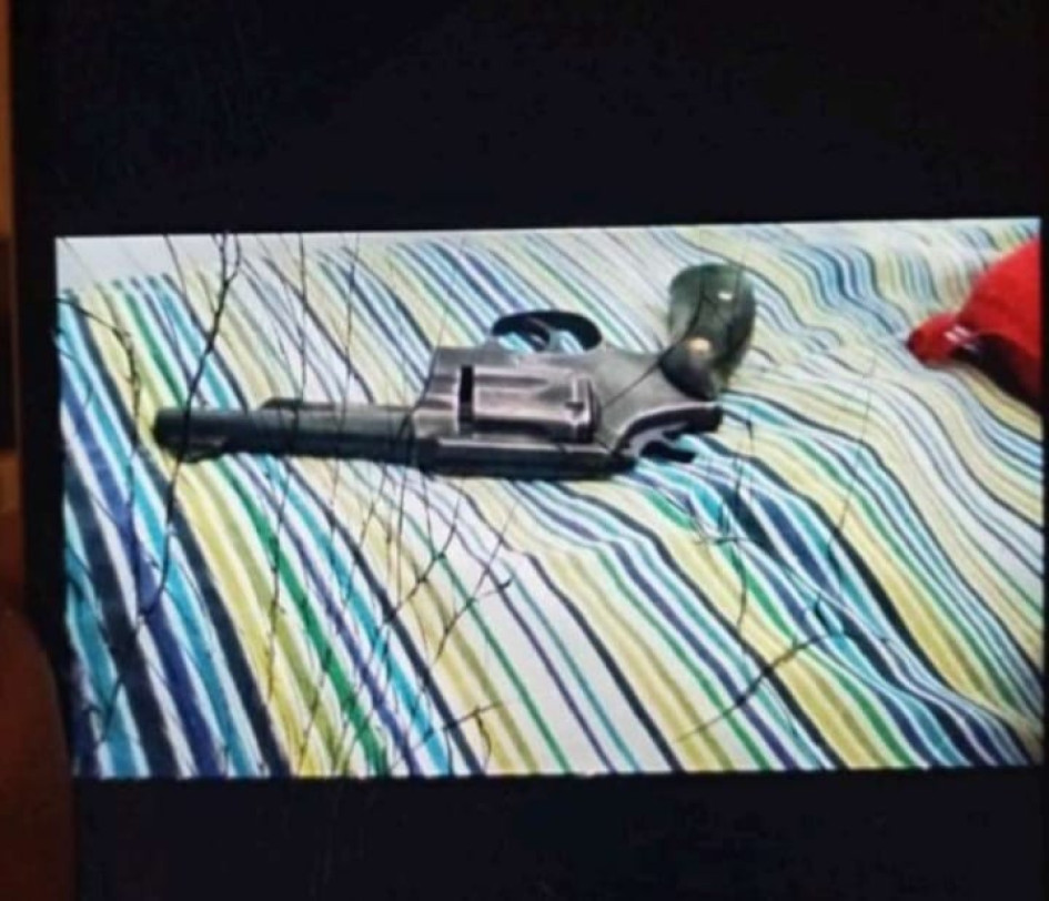 El arma con la que la intimidaba.