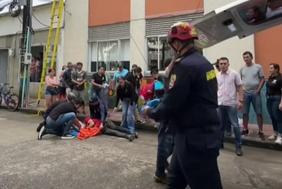 Según las primeras informaciones, un hombre que realizaba labores en el lugar recibió una fuerte descarga eléctrica