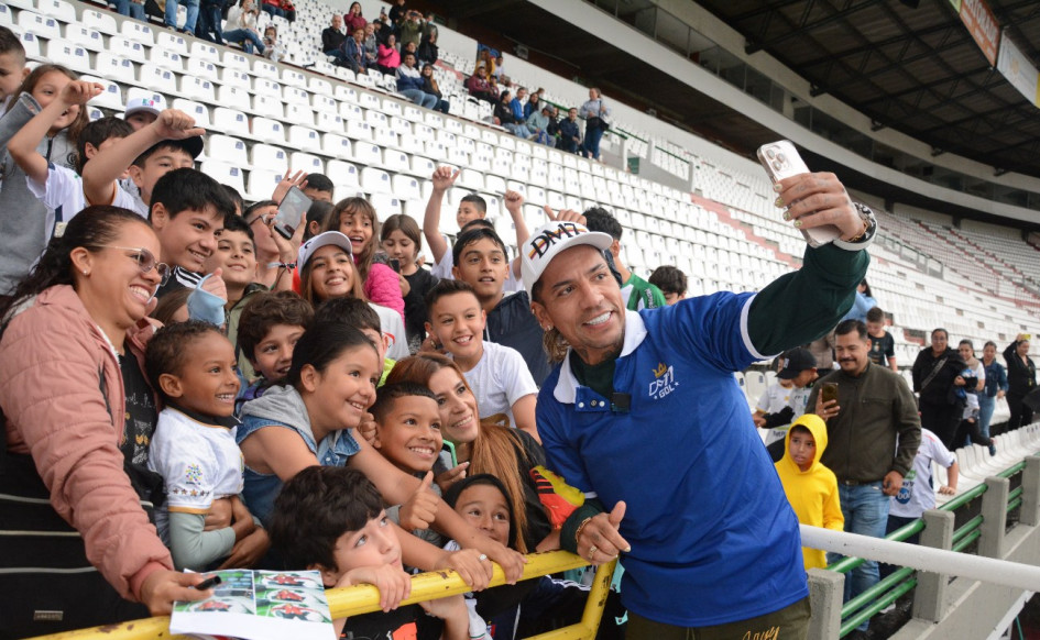 Dayro les aseguró a los niños que su principal compromiso será transmitir valores a las nuevas generaciones.