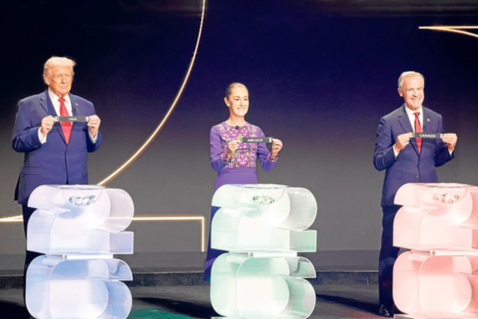 Los tres líderes de Norteamérica subieron juntos al escenario para sacar del bombo las balotas de sus respectivos países.