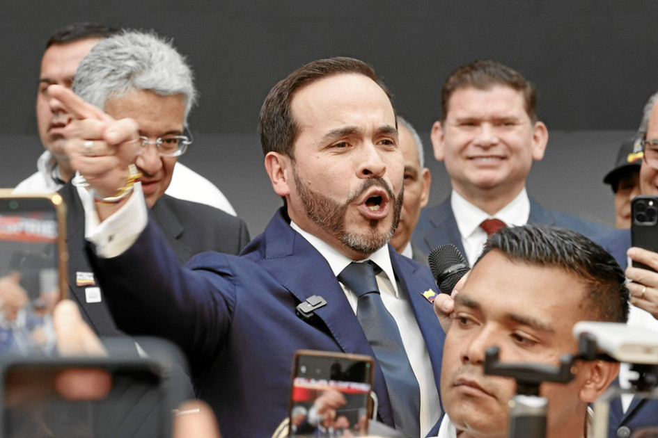 El director del partido derechista Movimiento de Salvación Nacional, Enrique Gómez, acompañó a Abelardo de la Espriella.