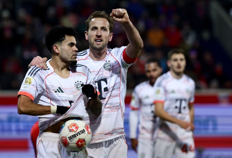 Luis Díaz del Bayern Munich (izq.) celebra con su compañero de equipo Harry Kane después de marcar el gol 0-3 durante el partido de fútbol de la Bundesliga alemana entre el 1.