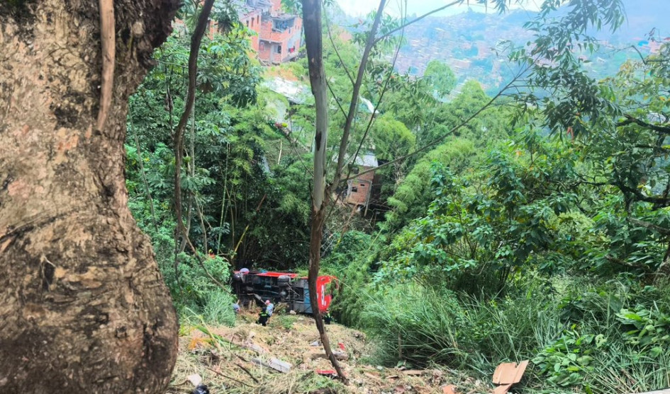 Un bus intermunicipal que descendía de Rionegro cayó a un abismo en Santa Elena (Antioquia). 