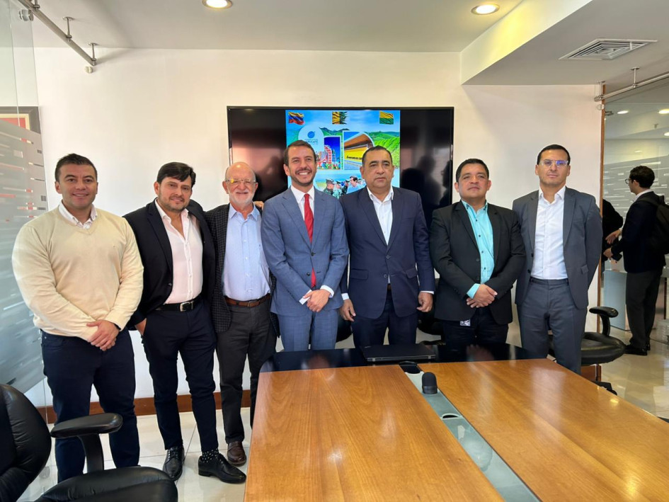 En las instalaciones del Patrimonio Autónomo Aerocafé se protocolizó el acuerdo con el nuevo constructor. En la foto, el secretario privado de Caldas, Ronald Bonilla; Luis Fernando Solarte, de la firma Sonacol: el gobernador de Caldas, Henry Gutiérrez; el gerente de la Unidad de Gestión, Fernando Merchán; el director de la Aerocivil, Luis Alfonso Martínez Chimenty; Rubén Darío Perilla, secretario de la Aerocivil, y Aníbal Ojeda, de KMA construcciones.