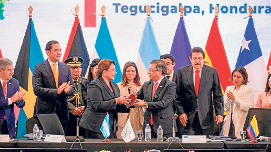 Foto |EFE | LA PATRIA El presidente colombiano Gustavo Petro asumió este año la Presidencia pro tempore de la Comunidad de Estados Latinoamericanos y Caribeños (CELAC) en un acto realizado en Tegucigalpa (Honduras)