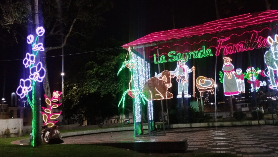La chispa navideña resiste tres robos. La Navidad del parque San José vive en las sombras por culpa de ladrones, asegura la Alcaldía de Manizales. El alumbrado navideño está instalado, pero ha sufrido tres robos de cableado.